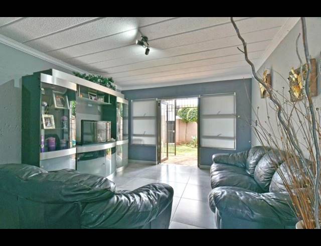 2 BEDROOM TOWNHOUSE FOR SALE IN GLENVISTA